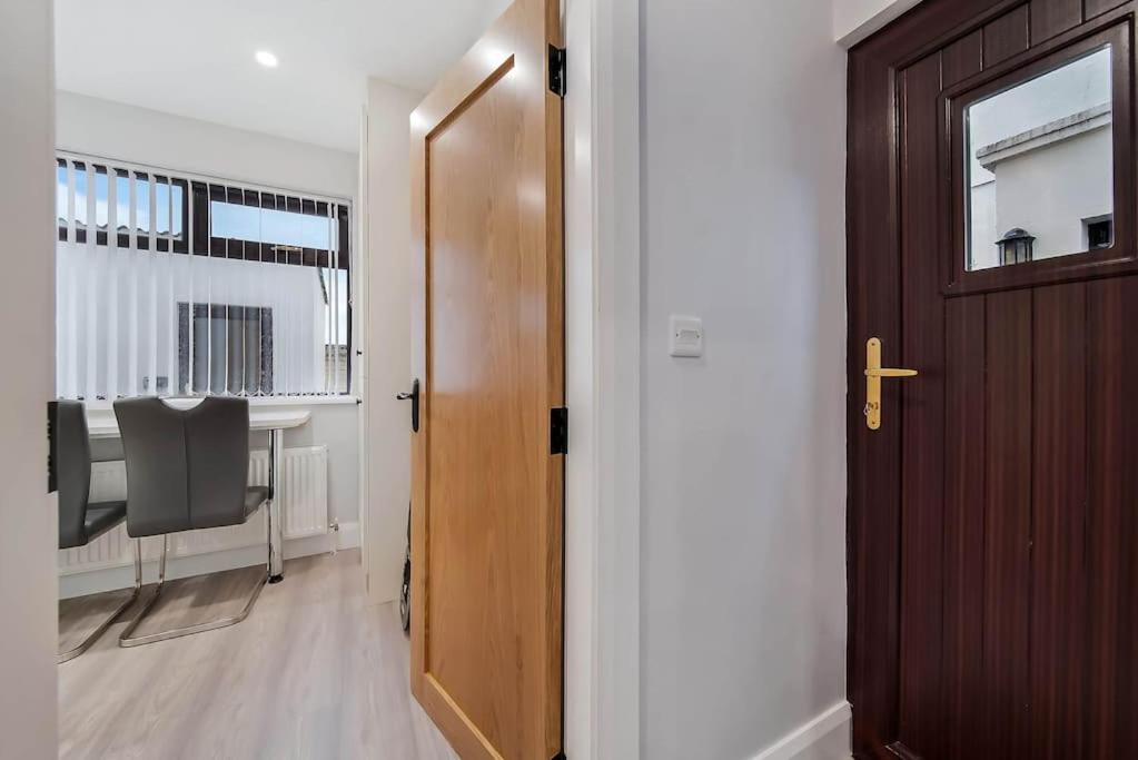 Ardoyne Lodge 'Sleeping 4 Guests' Belfast Dış mekan fotoğraf